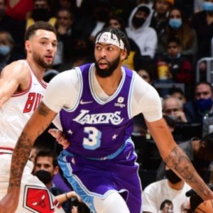 九游体育直播-憋屈到情绪失控！戴维斯遭疯狂包夹 湖人无力应对